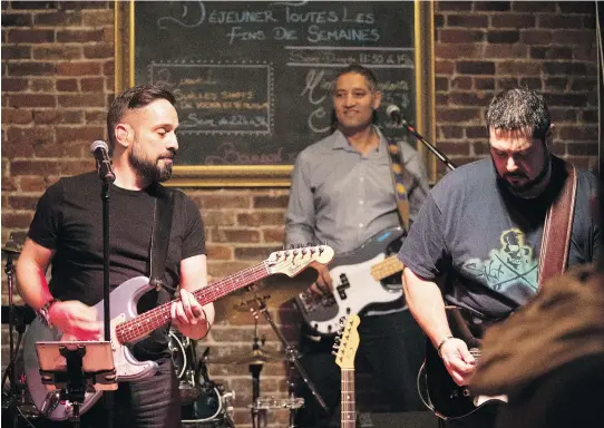  ?? ALLEN MCINNIS ?? “Live bands are a dying breed,” says Sergio Spiezia, left, with Jam Avenue bandmates Franco Lombardo, back, and Zoe Trimboli at McKibbins Irish Pub on St-Laurent Blvd.