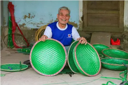  ?? Photo plo.vn ?? Nguyễn Bá Tụng, 78, holds baskets made from plastic waste at his house in Văn Xá Village, Phú Thủy Commune in the province of Quảng Bình.