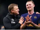  ?? Photograph: Alamy ?? Howe congratula­tes his midfielder after Newcastle’s 2-1 win at Tottenham this season.