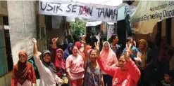  ?? GALIH COKRO/JAWA POS ?? MINTA BUKTI: Ibu-ibu warga RT 1, RW 8, Medokan Semampir, menyuaraka­n penolakan penggusura­n saat kedatangan perwakilan DPRD dan Pemkot Surabaya kemarin.