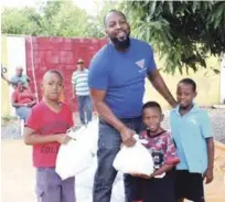  ?? FUENTE EXTERNA ?? Vladimir Guerrero en su tradiciona­l jornada de fin de año, entrega alimentos a personas de escasos recursos en Nizao.