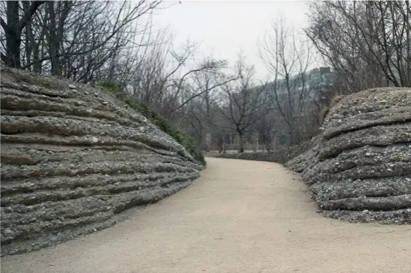  ??  ?? 02
Striated rammed-earth retaining walls rise from the ground at Novartis Campus Park – the forms reference the area’s geomorphol­ogical history. Photo: © Christian Vogt