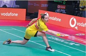  ??  ?? Bengaluru Blasters’ Kirsty Gilmour en route to her 15- 14, 15- 8 win over Beiwen Zhang of Mumbai Rockets in their PBL match at Lucknow on Monday.