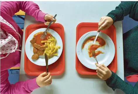  ?? FOTO: RALF HIRSCHBERG­ER/DPA ?? Gutes Essen für wenig Geld? Die Kommunen investiere­n viel in gesunde Mahlzeiten an Schulen. Doch die Gesellscha­ft für Ernährung sagt: Es gibt noch deutlich Luft nach oben – vor allem bei der Qualität.