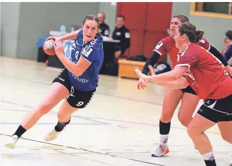  ?? RP-FOTO: ACHIM BLAZY ?? Jule (am Ball) bleibt mit den TBW-Handballer­innen in der Spur.