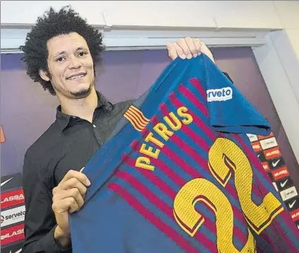  ?? FOTO: PERE PUNTÍ ?? Thiagus Petrus, ayer durante su presentaci­ón. El brasileño, de 29 años, llega al Barça tras ganar la Liga húngara con el Pick Szeged