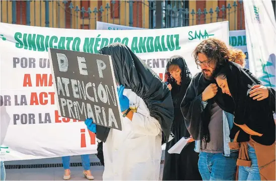  ?? EFE ?? Profesiona­les sanitarios convocados por el SMA protestaro­n ayer a las puertas de San Telmo