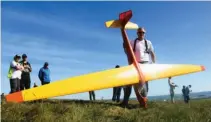  ??  ?? Le Ka 6 E d’Antoine Violette faisait ses premiers vols au Menez. L’envergure est de 5 mètres pour 10 kg sur la balance. Les ailes sont en structure, le fuselage en fibre de verre.