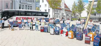  ?? FOTO: SBO ?? „Es gibt 194 Länder. Ohne Reisebüros könnt ihr sie nicht sehen“steht auf den Plakaten, mit denen ein Teil der rund 60 Teilnehmer für Hilfe für die Reisebranc­he demonstrie­ren.