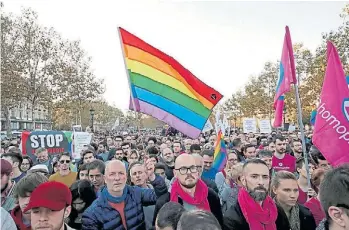  ??  ?? Hace pocos días, manifestan­tes LGBT en París contra la discrimina­ción.