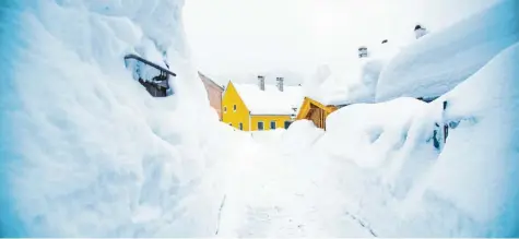  ?? Foto: Bektas, Apa, dpa ?? Der Schnee türmt sich zu beiden Seiten einer Gasse in der steiermärk­ischen Stadt Mariazell.