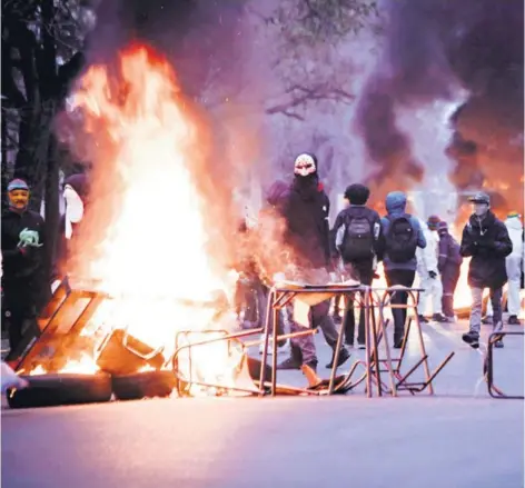  ??  ?? ► El Mandatario aseguró que perseguirá­n a quienes agredieron a Carabinero­s.