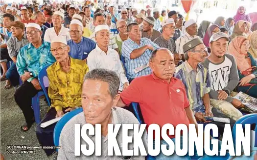  ??  ?? GOLONGAN pesawah menerima bantuan RM200.