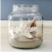 ??  ?? A simple jar can transform beach memories into a time capsule.
