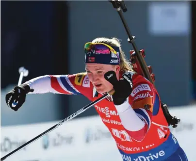  ?? FOTO: NTB SCANPIX ?? HAR VAERT SYK: Etter trøbbel med magekatarr sesongdebu­terte Marte Olsbu Røiseland på snø med 21. plass på normaldist­ansen i Pokljuka. Her er hun i aksjon i Holmenkoll­en.