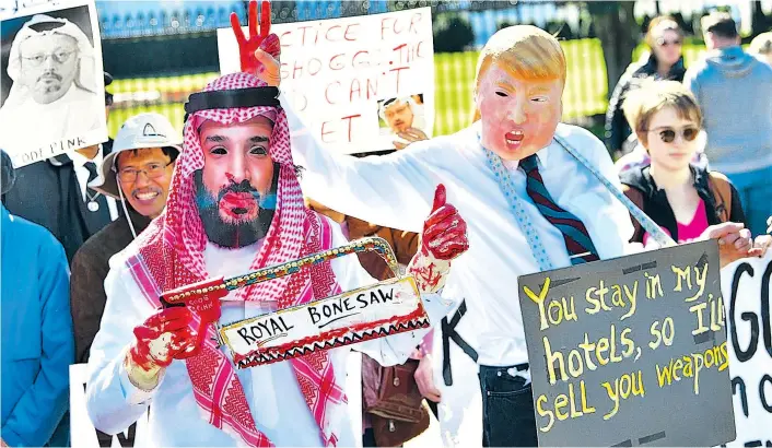  ??  ?? Demonstran­ten, verkleidet als Mohammed bin Salman und Donald Trump, forderten vor dem Weißen Haus einen harten Kurs gegenüber Saudi-Arabien.