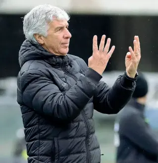  ??  ?? L’allenatore Gasperini detta schemi ai suoi durante Verona-Atalanta, finita 5-0 per i nerazzurri. Il tecnico è a Bergamo dall’inizio della stagione 2016-2017