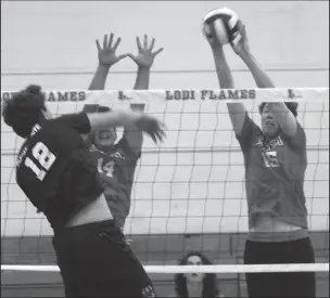  ?? MIKE BUSH/NEWS-SENTINEL ?? Lodi's Conner Davis (15) goes up for the block shot, along with teammate Andreas Pappas (14) against Pleasant Grove's Nate Sweitzer (12) in Friday's non-league match against Pleasant Grove inside the old Inferno.