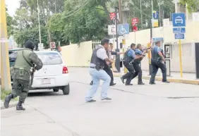  ??  ?? Según expertos, debe darse una reforma al sistema judicial porque ahora los delincuent­es entran y salen rápido de prisión: la policía tiene el registro de un hombre que ha sido detenido 409 veces.