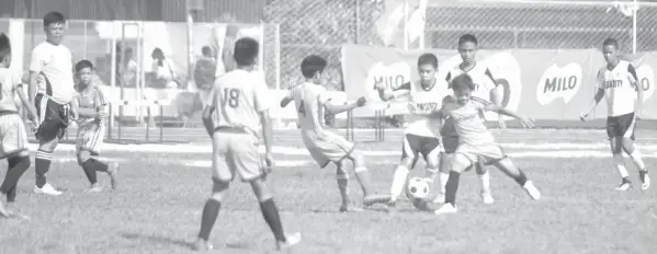  ?? KRISTINE JOYCE CAMPANA ?? The Cebu City booters play against host Tagbilaran in elementary boys football event of the 2018 CVIRAA Meet yesterday at the CPG Sports Complex. Cebu City won in lopsided fashion, 8-0.