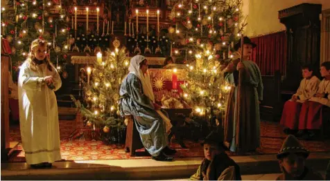  ?? Foto: Karina Schaffelho­fer/Symbolbild ?? Wegen der begrenzten Plätze in den Kirchen in Zeiten der Pandemie haben die Pfarreien im Landkreis Dillingen ihr Angebot an Weihnachte­n deutlich ausgeweite­t. In einigen Kirchengem­einden sind Christmett­en bereits ausgebucht.