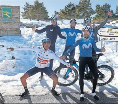  ??  ?? Un entrenamie­nto del Movistar en Almería acabó en el Calar Alto. Valverde, con su habitual pulgar arriba.