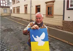  ?? FOTO: FRIEDEMANN MERTIN / TA ?? Michael Luick-thrams vor dem Haus in der Jüdengasse. In nur zwei Wochen wurde aus dem Gebäude eine Zuflucht.
Bad Langensalz­a.