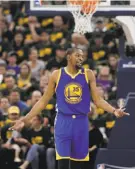  ?? Carlos Avila Gonzalez / The Chronicle ?? The Warriors’ Kevin Durant is enjoying the proceeding­s in Game 3 of their second-round sweep of the Jazz.