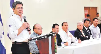  ?? FOTO: EL HERALDO ?? El presidente Juan Orlando Hernández al firmar el convenio de refundació­n del sistema eléctrico.