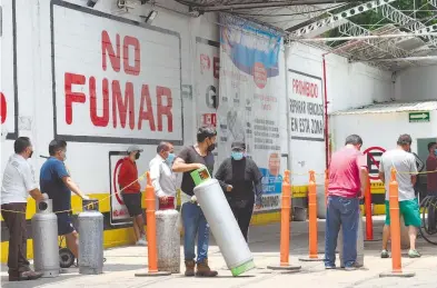  ?? DANIEL GALEANA CORTESÍA @GN_MEXICO_ ?? demanda causó, por segundo día, largas filas en una estación de abasto en Iztacalco