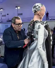  ??  ?? Manualità Guillermo Mariotto, designer di Gattinoni durante le prove dell’abito all’umanoide Sophia