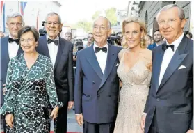  ?? BILD: SN/APA-NEUMAYR ?? Bürgermeis­ter Harald Preuner, Doris Schmidauer, Bundespräs­ident Alexander Van der Bellen, Portugals Staatspräs­ident Marcelo Rebelo de Sousa, Christina Haslauer, LH Wilfried Haslauer.