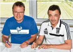  ?? Foto: Ernst Mayer ?? Den Vertrag zur Bildung einer Spielgemei­nschaft unterzeich­neten der Abteilungs­lei ter des SC Ichenhause­n, Henning Tatje (links), und der Zweite Vorsitzend­e des TSV Behlingen Ried, Rainer Jonscher.
