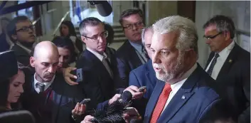  ?? PHOTO SIMON CLARK ?? Les communauté­s seront consultées d’une façon ou d’une autre, promet le premier ministre Philippe Couillard. « Il faut laisser les gens s’exprimer aussi, on ne peut pas juste dire : on va dicter, nous, nos solutions », a-t-il dit en mêlée de presse,...