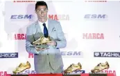  ?? ANSA ?? Cristiano Ronaldo, 30 anni, mostra le quattro Scarpe d’Oro