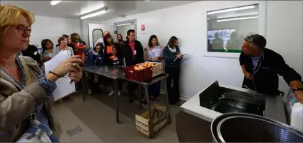  ?? (Photos Dominique Leriche) ?? Les profession­nels ont suivi avec intérêt la visite de la légumerie du lycée de la Provence verte, conduite par le chef Philippe Couratier, qui a répondu à leurs très nombreuses questions.