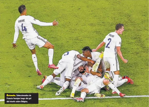  ?? ?? Éxtasis. Selecciona­dos de Francia festejan luego del gol del triunfo sobre Bélgica.