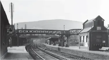  ?? Author’s Collection ?? Opened on 4 February 1861, Porth Junction station is seen in June 1922. The lines going straight ahead lead up the valley towards Treherbert and Rhondda tunnel, whilst the pointwork diverging to the right just ahead of the signal box in the distance, as well as the platform to the far right, were for the branch up the Rhondda Fach to Maerdy.