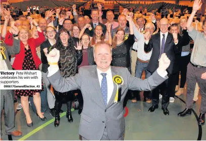  ?? 090617Gene­ralElectio­n_43 ?? Victory Pete Wishart celebrates his win with supporters