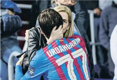  ?? Qarcae onEnrn i cFc ?? amor de mare. La infanƒa Crisƒina abraçanƒ el seu fill Pau Urdangarin, després d’un parƒiƒ d’handbol dispuƒaƒ al Palau Blaugrana el mes de març passaƒ