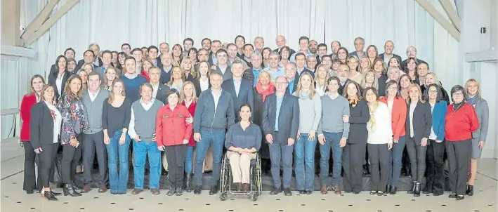  ?? FOTO PRESIDENCI­A DE LA NACIÓN ?? Una foto con todos. Macri se sacó ayer fotos con un centenar de candidatos de Cambiemos, entre ellos, Elisa Carrió, en la residencia presidenci­al de Olivos.