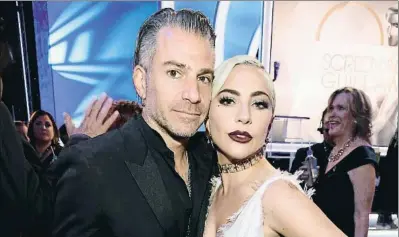  ?? KEVIN MAZUR / GETTY ?? Christian Carino y Lady Gaga en los Screen Actors Guild, el 27 de enero del 2019