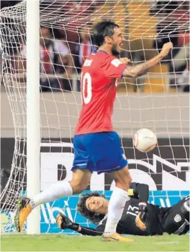  ?? RAFAEL PACHECO ?? El volante y capitán de la Selección, Bryan Ruiz, celebra el gol de Marco Ureña ante México en el Estadio Nacional.