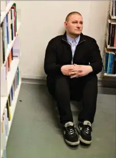  ?? FOTO: TOBIAS NICOLAI ?? Eskil Halberg, der vil afskaffe ejerbolige­r, har her søgt husly på noget, der kunne ligne et bibliotek.