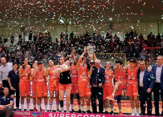  ??  ?? Primo trofeo stagionale Le ragazze del Famila, insieme con staff e dirigenti, festeggian­o la conquista della Supercoppa. A destra il gm Paolo De Angelis