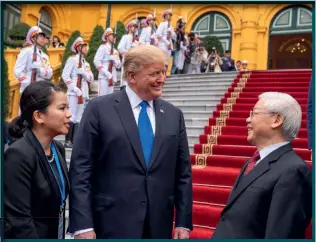  ??  ?? Photo ci-dessus : Le 26 février 2019, le président Donald Trump rencontre à Hanoï le président de la République socialiste du Vietnam et secrétaire général du Parti communiste, Nguyen Phu Trong, dans le cadre de sa deuxième visite dans le pays. Donald Trump s’était alors dit impression­né par le développem­ent économique du pays, qui servait également de théâtre à la seconde rencontre entre le président américain et son homologue nord-coréen, à qui il suggérait de suivre le « miracle » du développem­ent économique vietnamien. (© White House/Shealah Craighead)