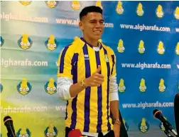  ??  ?? Héctor Moreno se muestra feliz en su presentaci­ón con el equipo qatarí.