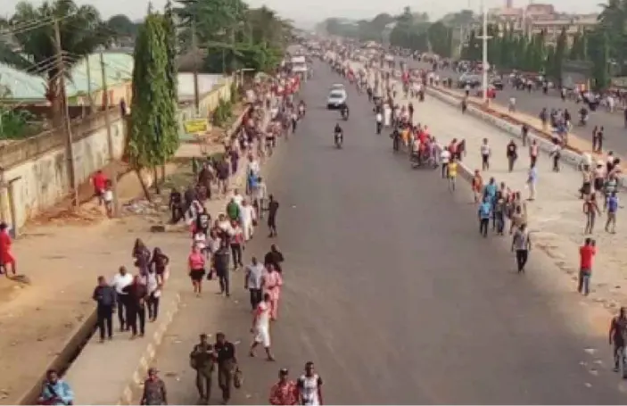  ??  ?? Residents of Lagos forced to trek long distances to get to their destinatio­ns during President Buhari’s state visit