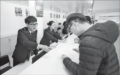  ?? WU YUEGUANG / FOR CHINA DAILY ?? Customs officials offer consultanc­y services to business representa­tives in Shenzhen, Guangdong province.