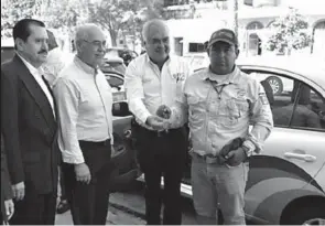  ??  ?? El secretario de Gobierno Adrián Alanís, entregó uniformes y vehículos.